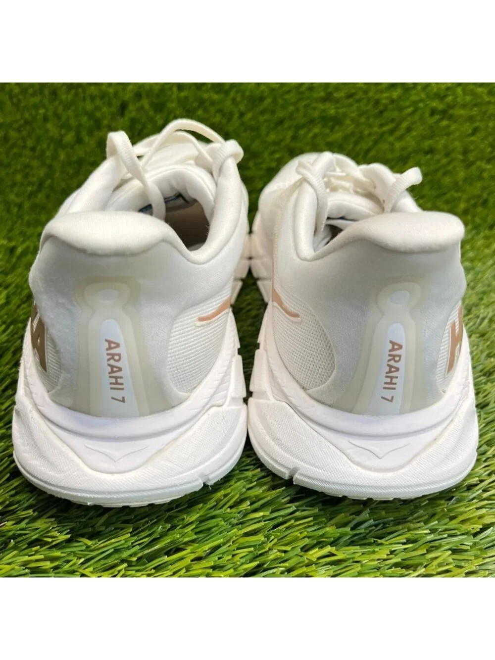 Hoka One One Arahi 7 Womens Size 7.5 White Gold Athletic Running Shoes Sneakers